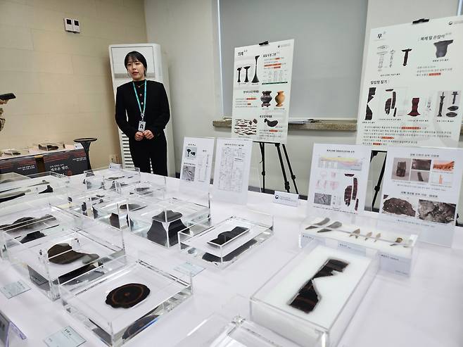 24일 경남 창원 국립가야문화유산연구소에서 김지연 학예연구사가 김해 봉황동 유적에서 출토된 목제 유물들을 공개하고 있다. /허윤희 기자