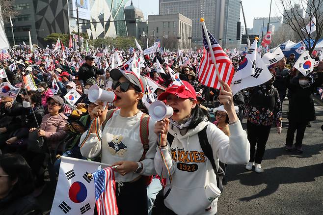 22일 서울 광화문 일대에서 대한민국바로세우기국민운동본부가 주최한 '자유 통일을 위한 국민 대회'에서 시민들이 태극기를 흔들며 윤석열 대통령 탄핵 반대를 외치고 있다./박성원 기자