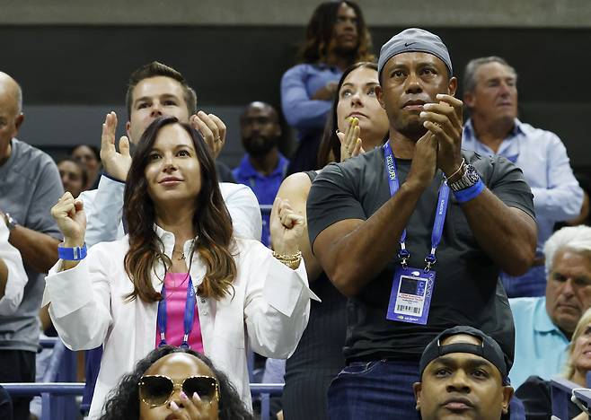 타이거 우즈와 에리카 허먼이 2022년 8월 31일 미국 뉴욕 USTA 빌리 진 킹 국립 테니스 센터에서 열린 2022 US 오픈 테니스 챔피언십을 관람하는 모습. /UPI 연합뉴스