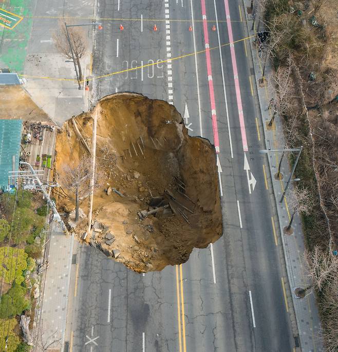 25일 오전 서울 강동구 대명초교입구 교차로 인근에 발생한 대형 싱크홀 모습. /장련성 기자