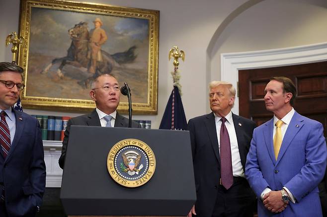 정의선(왼쪽 두번째) 현대차그룹 회장이 24일(현지 시각) 미국 워싱턴DC 백악관에서 도널드 트럼프 미국 대통령(왼쪽 세 번째)이 지켜보는 가운데 2028년까지 210억 달러 규모의 투자 계획을 발표하고 있다./연합뉴스