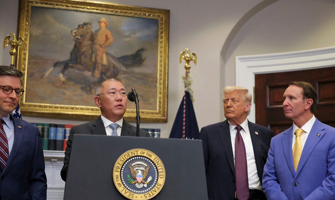 정의선 현대차그룹 회장이 24일(현지 시간) 백악관 루스벨트룸에서 도널드 트럼프 미국 대통령이 지켜보는 가운데 대미 신규 투자 계획을 발표하고 있다.ⓒAP=뉴시스