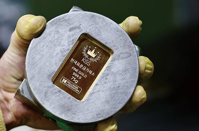 024년 2월 서울 종로구 한국표준금거래소 공장에서 직원이 완성된 골드바를 들어보이고 있다. / 사진 연합뉴스