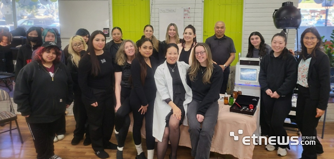 김선아 아마로스 대표(앞줄 오른쪽 두 번째)가 미국의 한 대학 미용학과 학생들에게 K-뷰티를 선보인 뒤 기념 촬영했다.