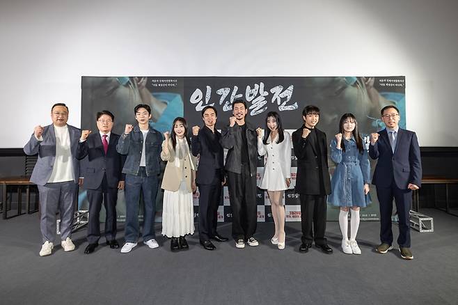 한국에너지정보문화재단이 3월 21일 서울 용산 CGV에서 개최한 '인간발전' 시사회에서 감독 및 배우, 재단 관계자가 기념사진을 찍고 있다. (왼쪽부터 박정혁 감독, 이주수 한국에너지정보문화재단 대표이사, 김동원 배우, 김소은 배우, 장정식 배우, 정이헌 배우)