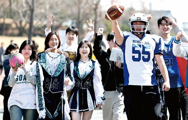3월 11일 대구 달서구 계명대학교 성서캠퍼스에서 열린 '2025학년도 1학기 총동아리연합회 신입생 가두모집'에 참여한 학생들이 캠퍼스를 행진하고 있다. 사진 뉴시스