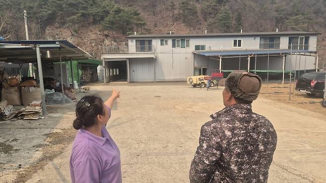 25일 오전 경북 의성군 산불이 번진 안동시 길안면 백자리 주민 서무장·추신애 부부가 집을 떠나지 못하고 있다. 주성미 기자