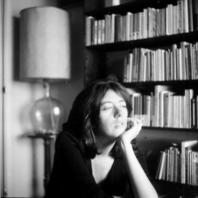 마리아 테레사 오르타와 마리아 이사벨 바레누, 마리아 벨호 다 코스타는 포르투갈의 '세 명의 마리아'로 불린다. 그들은 1972년 ' 포르투갈인의 새 편지(New Portuguese Letters)'란 한 권의 책으로 정치-종교-가부장주의의 포르투갈 마초 권력에 비수를 들이댐으로써 74년 카네이션 혁명의 징검다리를 놓았다. 물론 혁명은 그들의 싸움의 시작일 뿐이었다. 세 마리아 중 마지막 생존자였던 오르타의 30대 시절 사진. 출판사 Dom Quixote 사진.