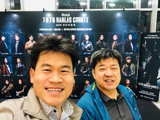 윤석열 대통령 탄핵 반대 운동에 앞장서고 있는 한국사 강사 전한길(왼쪽)씨와 그의 친구 김호창씨가 과거에 함께 찍은 사진. 김호창씨 페이스북