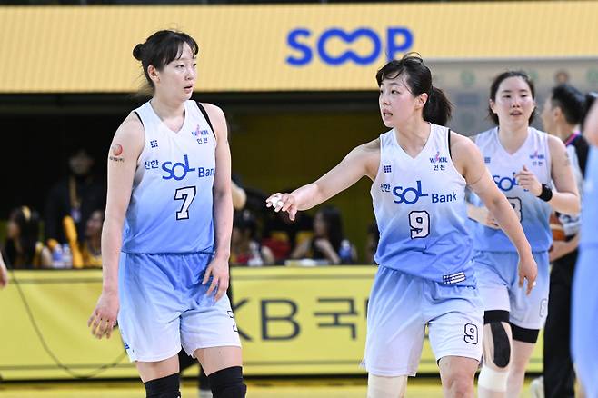 여자 프로농구 인천 신한은행 신지현(왼쪽)과 이경은. 사진=WKBL