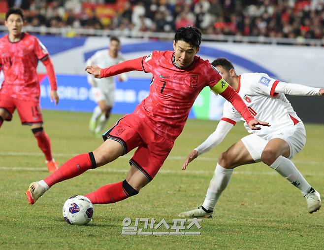 홍명보 감독이 이끄는 축구대표팀이 25일 오후 수원월드컵경기장에서 요르단과 ‘2026 FIFA 북중미월드컵 아시아 지역 3차 예선을 펼쳤다. 대표팀 손흥민이 문전으로 파고들고있다. 수원=정시종 기자 capa@edaily.co.kr /2025.03.25.