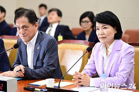 이진숙 방송통신위원회 위원장(오른쪽 첫 번째)과 김태규 방통위 부위원장이 국회 과학기술정보방송통신위원회에 출석해 질의에 답변하고 있는 모습. [사진=곽영래 기자]