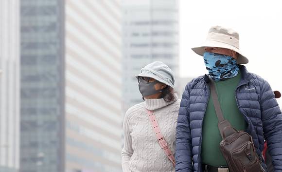 미세먼지에 황사까지 유입된 가운데 서을 종로구 광화문광장 인근에서 한 시민이 마스크를 쓰고 이동하고 있다. [사진=연합뉴스]