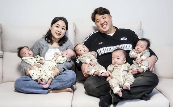 생후 6개월 만에 한 자리에 모인 국내 첫 자연임신 오둥이가 25일 경기도 동두천시 자택에서 아빠(김준영), 엄마(사공혜란)와 가족사진을 찍고 있다. 왼쪽부터 새봄, 새별, 새힘, 새강, 새찬. 김성룡 기자