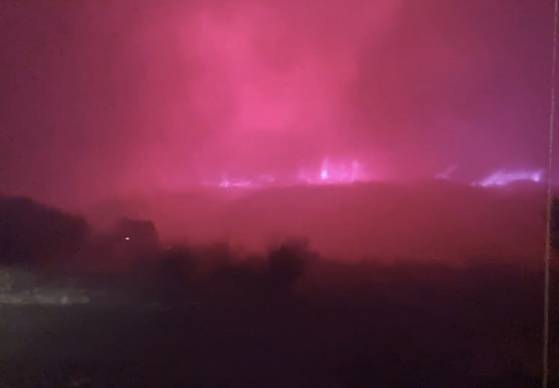 25일 경북 청송군 주왕산국립공원 경계 지점까지 산불이 확산해 있다. 사진 연합뉴스