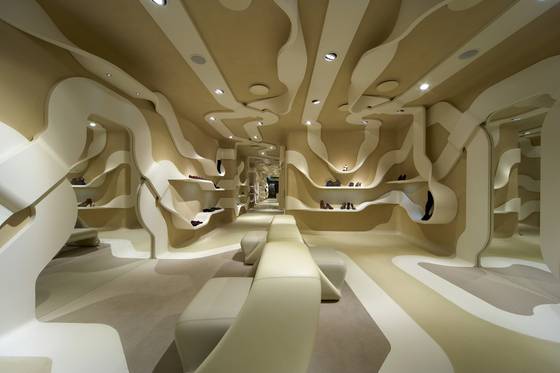 구두 브랜드 ‘스튜어트 와이츠먼’의 밀라노 플래그십 스토어. 신발을 올리는 ‘선반’ 하나로 공간 전체를 연출했다. [사진 파비오 노벰브레 스튜디오]