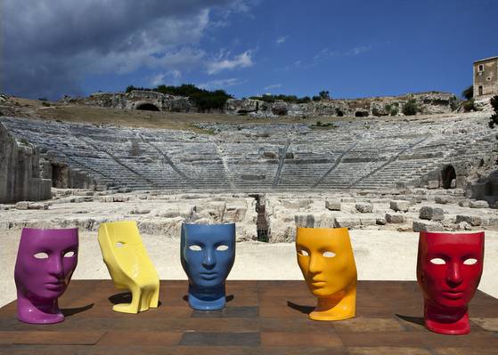 얼굴 가면 모양 ‘니모 체어’. 성별도, 인종도 불분명한 모습은 ‘인간’의 본성을 표현한 것이다.