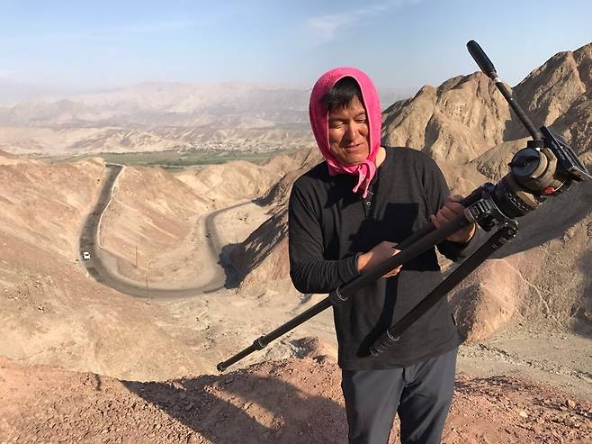 2017년 다큐멘터리 ‘고래’ 제작을 위해 찾은 칠레 아타카마 사막에서 촬영 장비를 만지고 있다. /설태주 제공