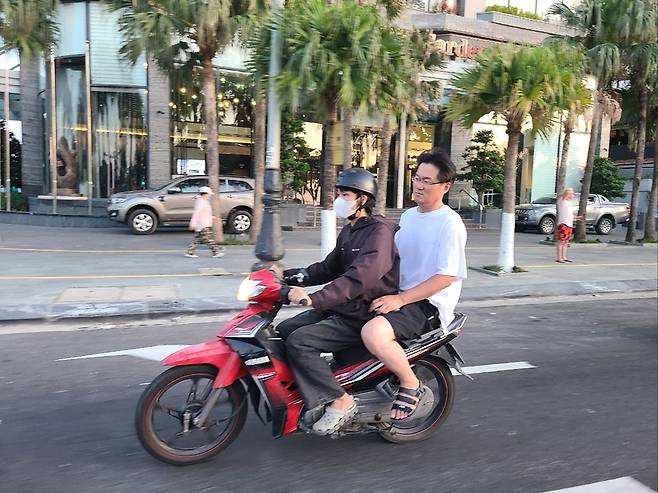러시아 하바롭스크 아무르 강가에서 고래 암각화를 촬영하고 있다. /설태주 제공