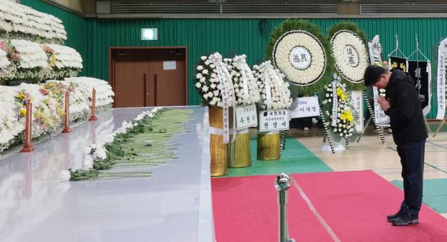 ▲ 25일 경남 산청 산불 진화대 사고 희생자 합동분향소가 마련된 창녕군민체육관에서 추모객이 묵념하고 있다. 창녕군에 따르면 산청 산불 진화현장에서 숨진 창녕군 소속 산불진화대원 3명과 인솔 공무원 1명의 발인이 이날 오전 엄수됐다. 연합뉴스