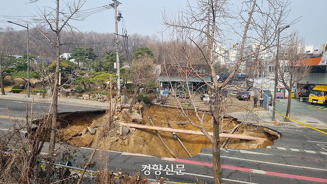 지난 24일 오후 6시28분쯤 서울 강동구 명일동 인근에서 지름 20ｍ 크기의 싱크홀이 발생했다. 강한들 기자