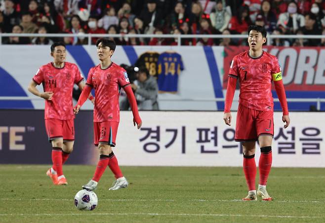 손흥민이 25일 오후 8시 수원월드컵경기장에서 열린 요르단과 ‘국제축구연맹(FIFA) 북중미 월드컵 아시아 3차 예선’ 조별리그 B조 8차전에서 실점한 뒤 아쉬워하고 있다. 연합뉴스