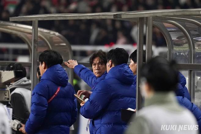 홍명보 감독이 20일 오후 8시 고양종합운동장에서 열린 오만과 ‘국제축구연맹(FIFA) 북중미 월드컵 아시아 3차 예선’ 조별리그 B조 7차전에서 선수들에게 지시하고 있다. 유희태 기자