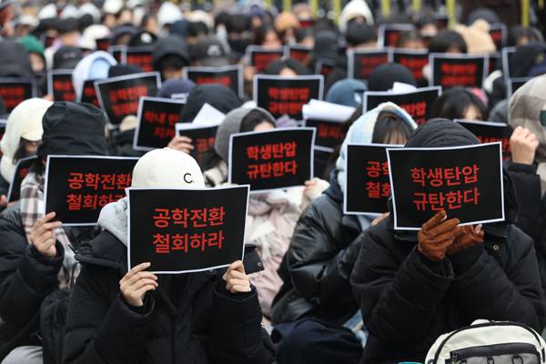▲ 지난해 12월27일, 동덕여대총학생회가 서울 종로구 혜화역 4번출구 인근에서 주최한 '민주없는 민주동덕' 집회에서 참석자들이 손팻말을 들고 있다. ⓒ연합뉴스