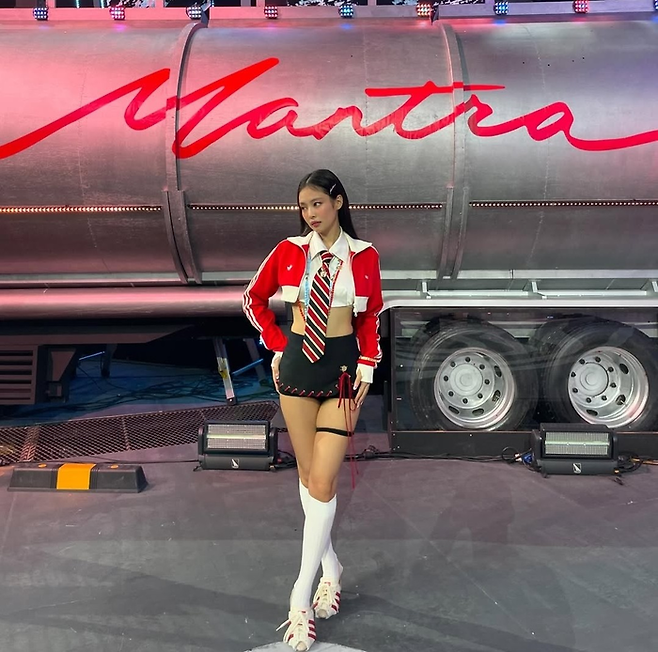 넥타이 패션과 아디다스 저지를 믹스매치한 제니. 제니 인스타그램