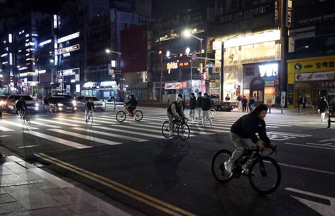 최근 ‘픽시’가 유행하며 학생들이 무리지어 도로를 라이딩하는 ‘픽시 폭주족’이 등장하고 있다. 사진은 기사 내용과 관련 없음. [연합뉴스]