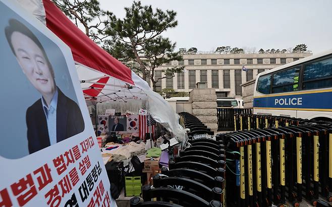 헌법재판소의 윤석열 대통령 탄핵심판 선고가 다가오고 있는 24일 서울 종로구 헌법재판소 앞에 바리케이드 등이 설치돼 있다. [사진 = 연합뉴스]