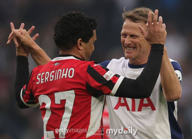 토트넘 출신 레전드 셰링엄이 경기후 밀란의 세르지우와 즐거워하고 있다./게티이미지코리아
