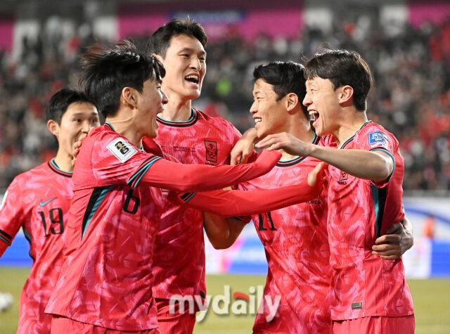 이재성(맨오른쪽)이 25일 오후 경기도 수원시 수원월드컵경기장에서 열린 '2026 북중미 월드컵 아시아지역 3차예선 B조 8차전' 대한민국과 요르단의 경기에서 전반 6분 선제골을 넣은 뒤 환호하고 있다.대한민국 대표팀은 지난 20일 고양종합운동장에서 열린 오만과의 7차전에서 1-1로 비기며 4승3무(승점 15)로 불안한 조 1위를 지키고 있다./송일섭 기자