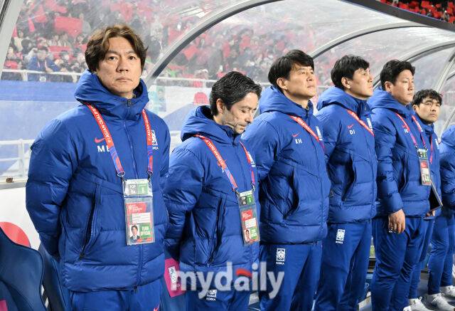 홍명보 감독이 25일 오후 경기도 수원시 수원월드컵경기장에서 열린 '2026 북중미 월드컵 아시아지역 3차예선 B조 8차전' 대한민국과 요르단의 경기를 지켜보고 있다.대한민국 대표팀은 지난 20일 고양종합운동장에서 열린 오만과의 7차전에서 1-1로 비기며 4승3무(승점 15)로 불안한 조 1위를 지키고 있다./송일섭 기자