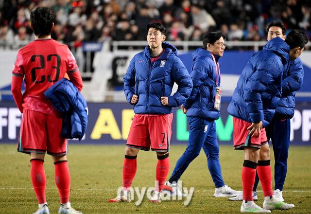 손흥민이 25일 오후 경기도 수원시 수원월드컵경기장에서 열린 '2026 북중미 월드컵 아시아지역 3차예선 B조 8차전' 대한민국과 요르단의 경기에서 1-1로 비긴 뒤 아쉬워 하고 있다./송일섭 기자