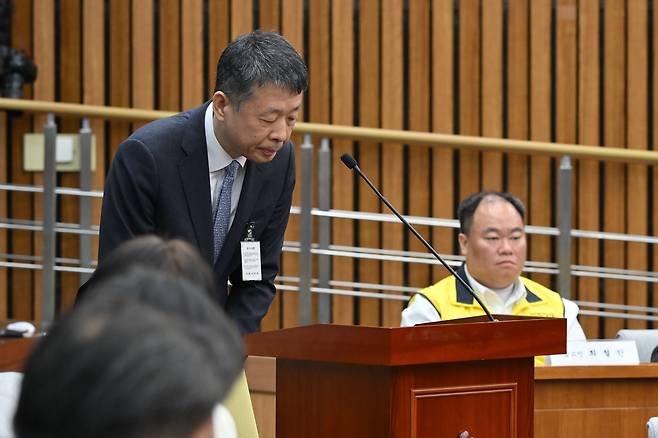 지난 18일 국회에서 열린 정무위 전체회의 홈플러스·MBK 파트너스 및 삼부토건 관련 긴급 현안질의에서 김광일MBK 파트너스 부회장 겸 홈플러스 공동 대표가 고개숙여 인사하고 있다. [연합뉴스]