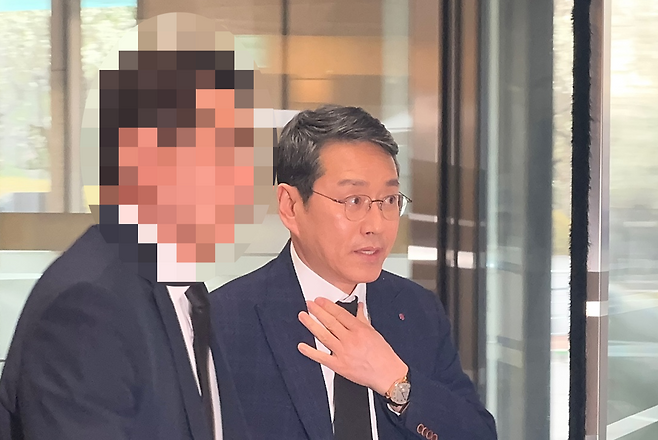 조주완 LG전자 CEO가 25일 오후 삼성서울병원 장례식장에 마련된 고 한종희 부회장 빈소를 찾았다.  [공동취재단]