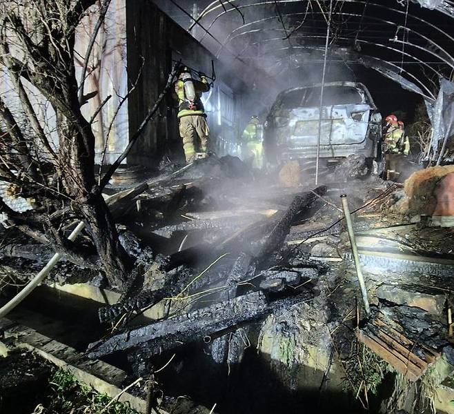 [부여=뉴시스] 지난 24일 밤 11시32분께 충남 부여군 부여읍 군수리의 한 주택 옆 컨테이너와 차량에서 불이 나 소방대원들이 진화에 나서고 있다. (사진=부여소방서 제공) 2025.03.25. photo@newsis.com *재판매 및 DB 금지