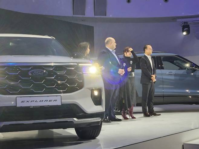 [서울=뉴시스] 유희석 기자 = 12일 서울 세빛섬에서 열린 포드코리아의 '더 뉴 포드 익스플로러' 쇼케이스 행사에서 데이비드 제프리 포드코리아 대표(왼쪽 첫째) 등 관계자들이 차량에 대해 설명하고 있다. 2024.11.12 photo@newsis.com *재판매 및 DB 금지