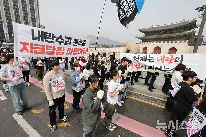 [서울=뉴시스] 김금보 기자 = 윤석열퇴진전국대학생시국회의 회원들이 25일 서울 종로구 광화문 월대 앞에서 헌법재판소 방향으로 윤석열 대통령 파면을 촉구하는 삼보일배 행진을 하고 있다. 2025.03.25. kgb@newsis.com