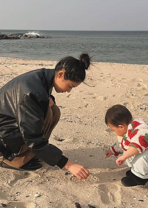 [서울=뉴시스] 그룹 'AOA' 출신 배우 설현이 조카와 일상을 공개했다. (사진=설현 인스타그램 캡처) 2025.03.25. photo@newsis.com  *재판매 및 DB 금지