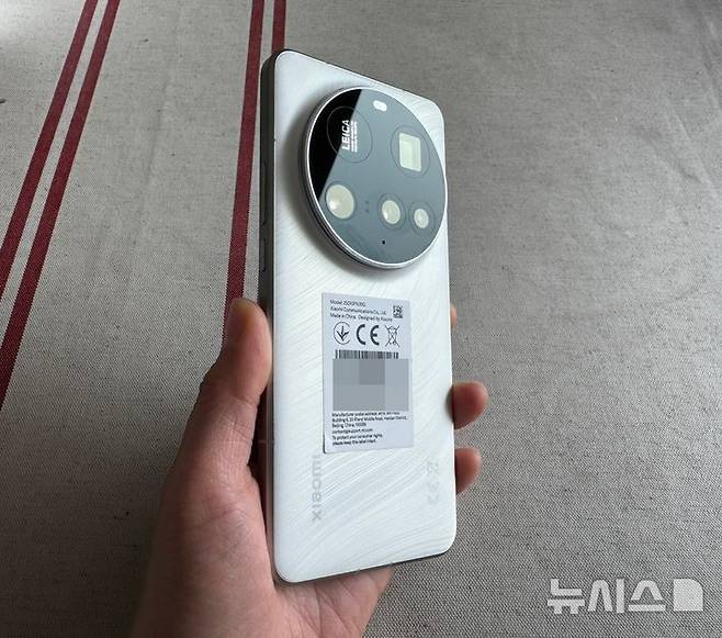 [서울=뉴시스] 샤오미가 라이카와 협업해 출시한 샤오미15 울트라. 실제 카메라처럼 디자인했다. (사진=심지혜 기자)