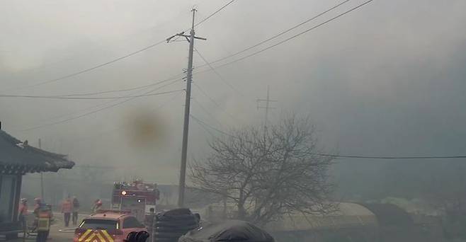 [고창=뉴시스] 25일 오후 2시14분께 전북 고창군 성내면의 한 야산에서 불이 나 일대 주민들이 대피하고 있다. (사진=전북특별자치도소방본부 제공) 2025.03.25. photo@newsis.com *재판매 및 DB 금지