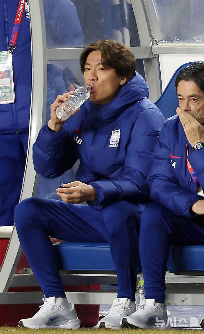 [수원=뉴시스] 김명년 기자 = 25일 경기 수원시 수원월드컵경기장에서 열린 2026 국제축구연맹(FIFA) 북중미 월드컵 아시아 지역 3차 예선 B조 8차전 대한민국과 요르단의 경기, 홍명보 감독이 물을 마시고 있다. 2025.03.25. kmn@newsis.com