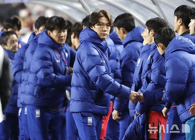 [수원=뉴시스] 정병혁 기자 = 25일 경기 수원시 수원월드컵경기장에서 열린 2026 국제축구연맹(FIFA) 북중미 월드컵 아시아 지역 3차 예선 B조 8차전 대한민국과 요르단의 경기, 1-1로 무승부를 거둔 홍명보 감독이 이동하고 있다. 2025.03.25. jhope@newsis.com