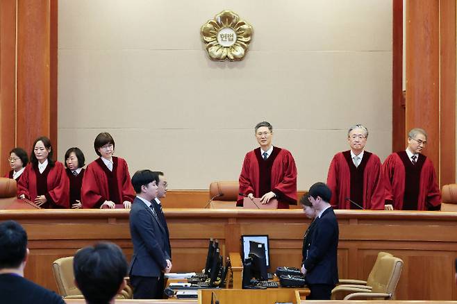 한덕수 국무총리의 탄핵심판 선고 날인 24일 서울 종로구 헌법재판소 심판정에 문형배 헌법재판소장 권한대행을 비롯한 재판관들이 입장하고 있다. 연합뉴스