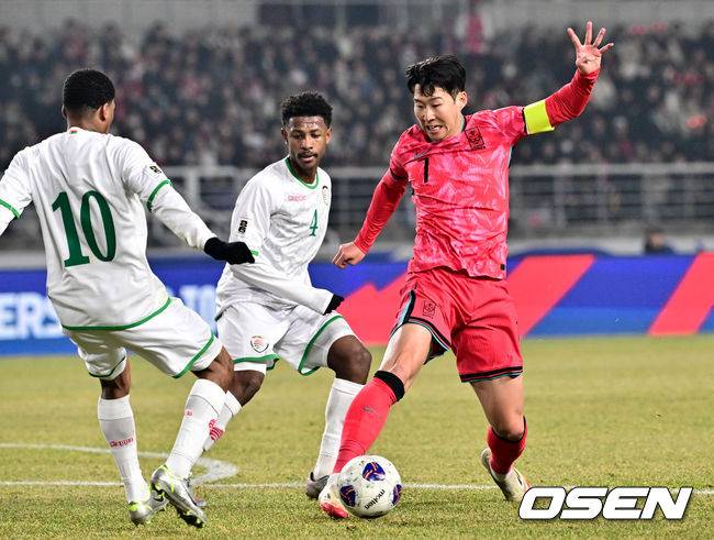 [OSEN=고양, 조은정 기자]20일 오후 경기도 고양종합운동장에서 2026 국제축구연맹(FIFA) 북중미 월드컵 아시아지역 3차 예선 B조 7차전 한국과 오만의 경기가 열렸다.승점 14점(4승 2무)으로 B조 1위를 유지하고 있는 한국이 오만전과 25일 예정된 요르단전에서 모두 승리해 승점 6점을 얻어낸다면,&nbsp;6월&nbsp;예정된&nbsp;이라크, 쿠웨이트와 경기 결과와 상관없이 11회 연속 월드컵 본선 진출을 &nbsp;확정 짓는다. 후반 한국 손흥민이 드리블을 하고 있다. 2025.03.20 /cej@osen.co.kr