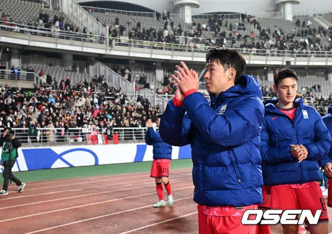 [OSEN=고양, 이대선 기자] 대한민국 대표팀이 홈에서 오만에 1-1로 비겼다.&nbsp;홍명보(56)&nbsp;감독이 이끄는 한국 축구 대표팀은 20일 오후 8시 고양종합운동장에서 열린 2026 국제축구연맹(FIFA) 북중미 월드컵 아시아지역 3차 예선 B조 7차전 오만과 맞대결을 치러 1-1로 비겼다.이로써 한국은 승점 15점(4승 3무)을 기록하며 B조 1위를 유지했다.경기 종료 후 한국 손흥민이 관중석을 향해 인사를 하고 있다. 2025.03.20 /sunday@osen.co.kr