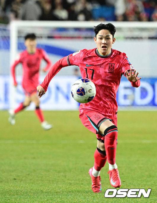 [OSEN=수원, 지형준 기자] 25일 오후 수원월드컵경기장에서 2026 국제축구연맹(FIFA) 북중미 월드컵 아시아지역 3차 예선 B조 8차전 한국과 요르단의 경기가 열렸다.현재 4승 3무(승점 15)로 무패 행진 중이지만, 아직 방심할 수 없는 상황이다. 10차전 쿠웨이트전(홈) 이전에 월드컵 본선 진출을 확정하려면 8차전 요르단전 승리 후 9차전 이라크전(원정)까지 이겨야 한다.후반 대한민국 양민혁이 드리블을 하고 있다. 2025.03.25 / jpnews@osen.co.kr