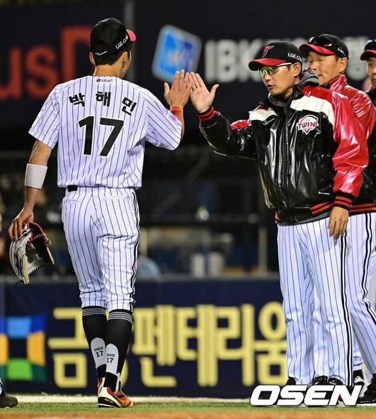 [OSEN=잠실, 김성락 기자] 프로야구 LG 트윈스가 한화 이글스를 꺾고 개막 3연승을 달렸다.&nbsp;LG는 25일 서울 잠실구장에서 열린 2025 KBO리그 한화&nbsp;경기에서 5-0으로 승리했다.경기 종료 후 LG 염경엽 감독, 박해민이 하이파이브를 하고 있다. 2025.03.25 / ksl0919@osen.co.kr